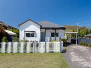 Escape to the Cottage 68 Tomaree Rd boat parking and WIFI